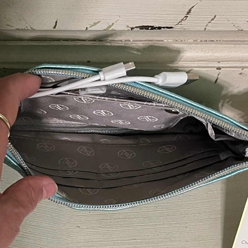 ADRIENNE VITTADINI NWT Ice Blue Pebble Charging Wallet w/Detachable Strap